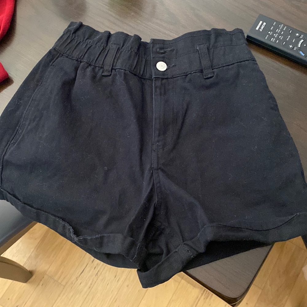 Black denim shorts / black. Two buttons, High waisted